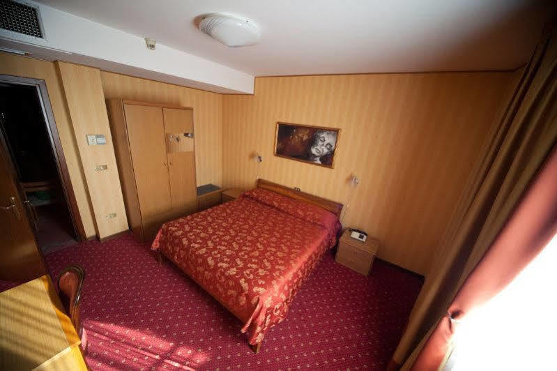 Hotel Sole カスティオーネ・デッラ・プレゾラーナ エクステリア 写真